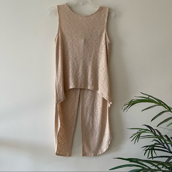 Beige Heathered high Low Sleeveless Scoop Neck Blouse - Picture 2 of 9